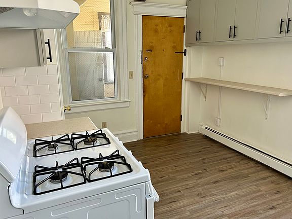 eat-in kitchen with 30" gas range