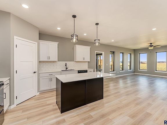 3rd image of 2033 S Sonoma Pl