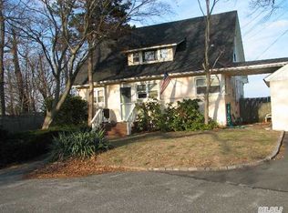 15 Hilltop Dr, Bayville, NY 11709