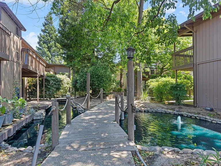2440 Larkspur Ln #302 — Photo 30