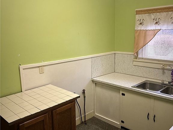 3rd image of 231 E 6th St