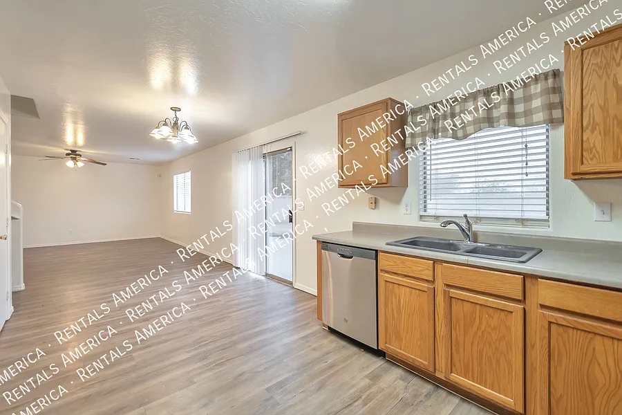 Spacious 5BD 3BA Corner Lot in San Tan Valley! — Photo 4