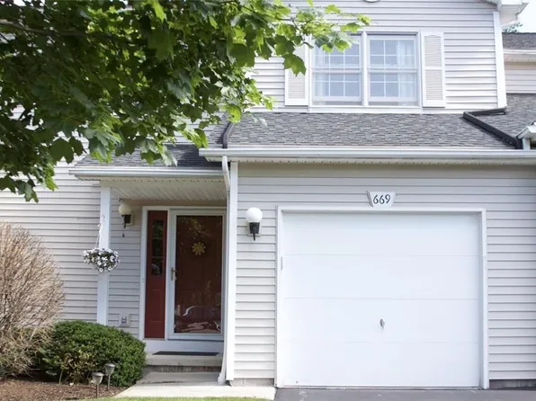 669 Strand Pond Cir, Webster, NY 14580