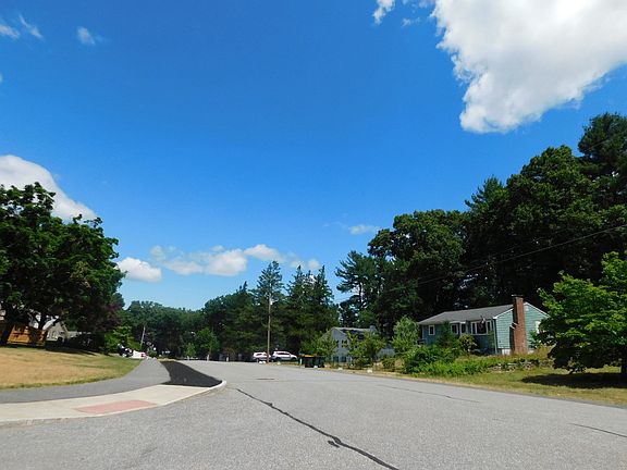 4th image of 524 Coronation Dr