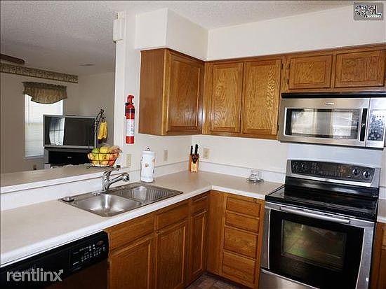 320 Whithurst kitchen 3