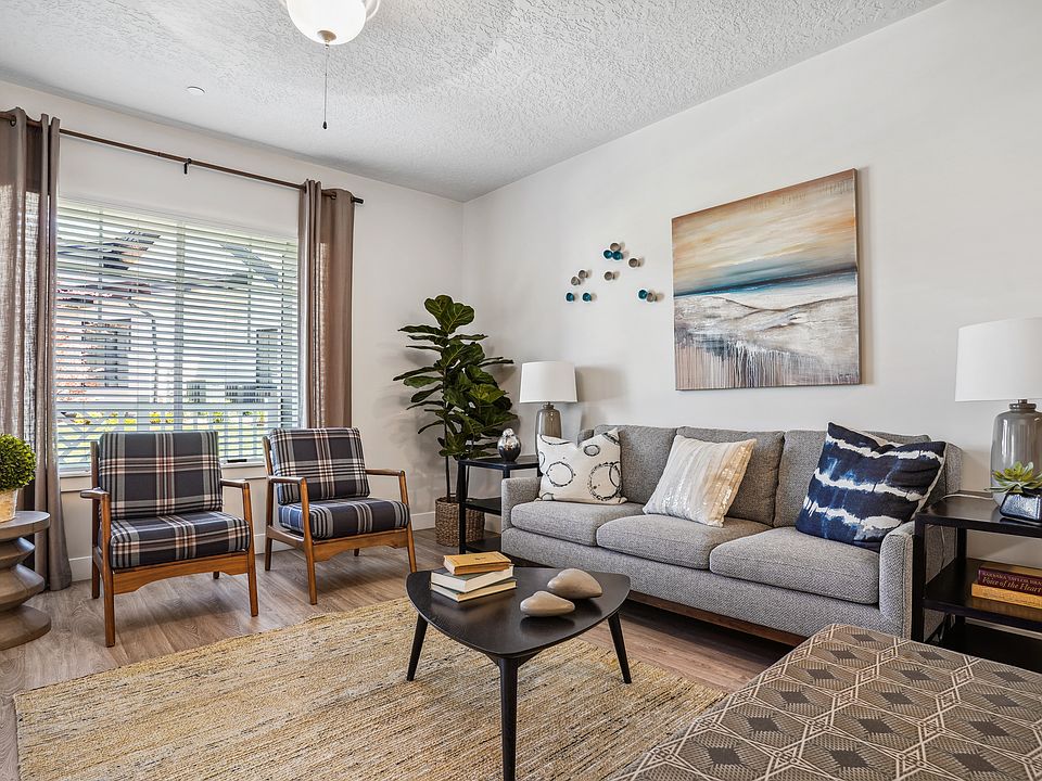 2 bedroom 2 bath living room area
