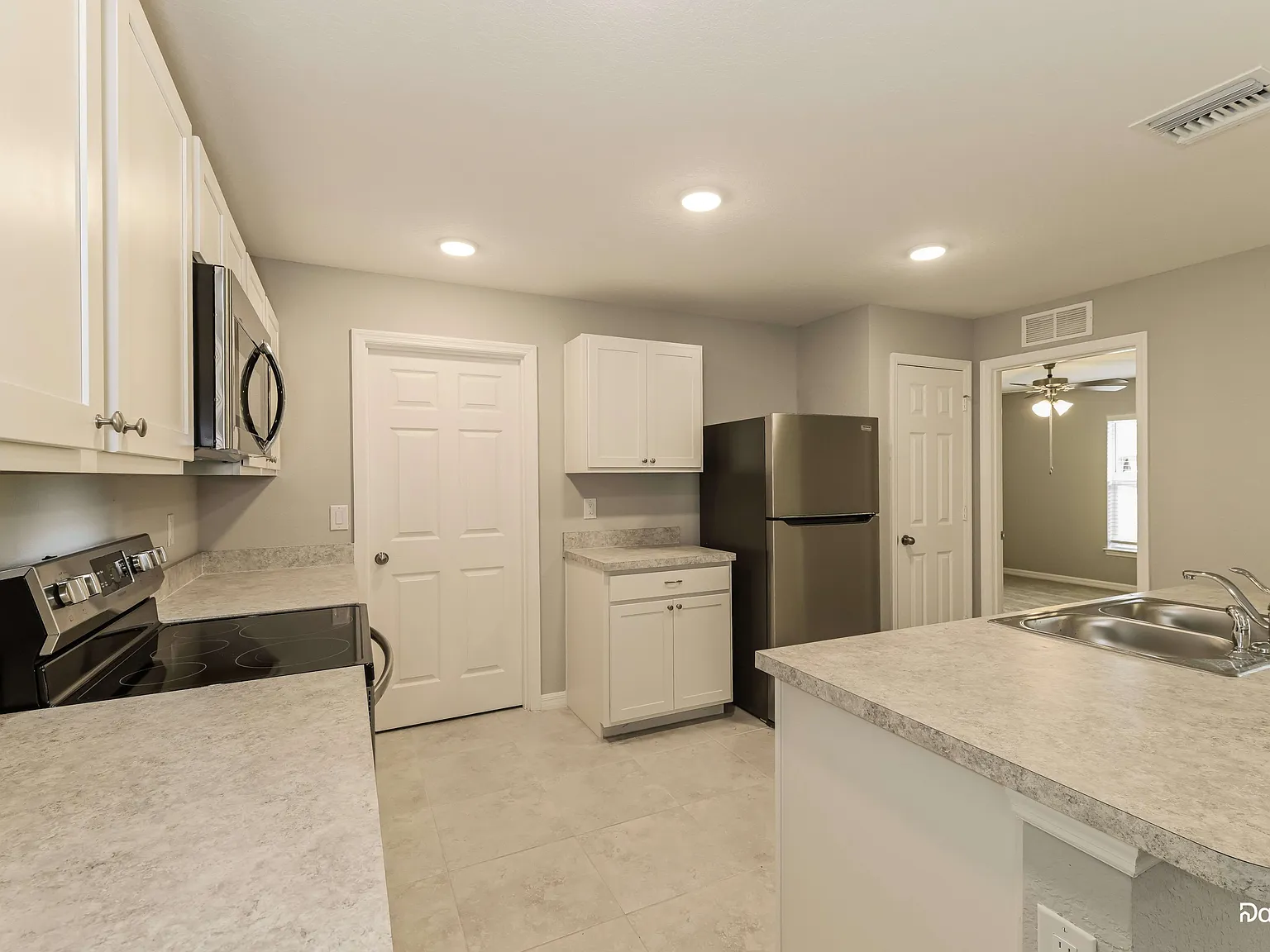 3 bed, 2.0 bath, 1399 sqft, $1,685 — Photo 2