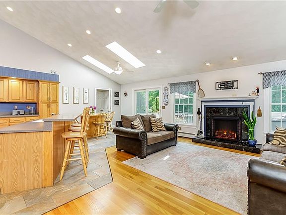 5th image of 57 Tanglewood Dr