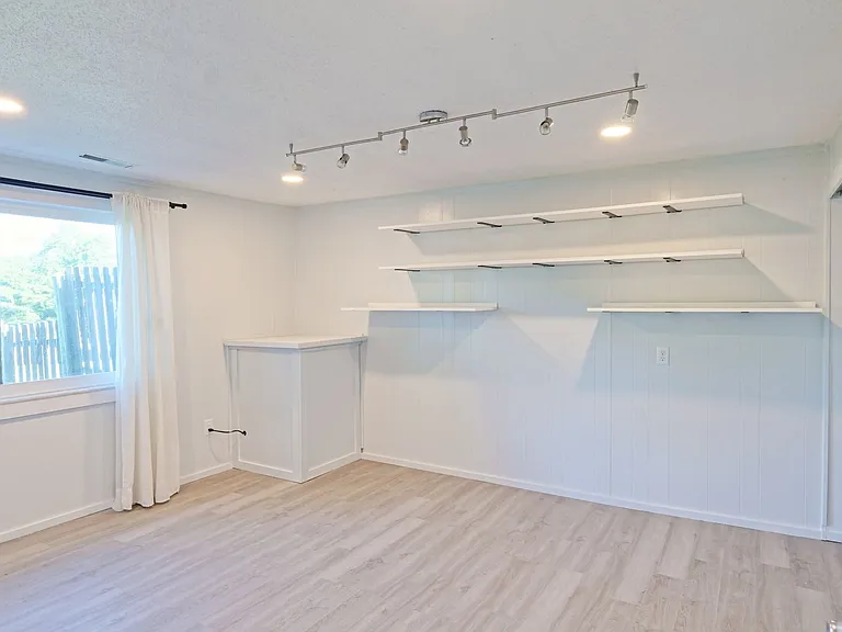 975 Barbizon Dr — Photo 23