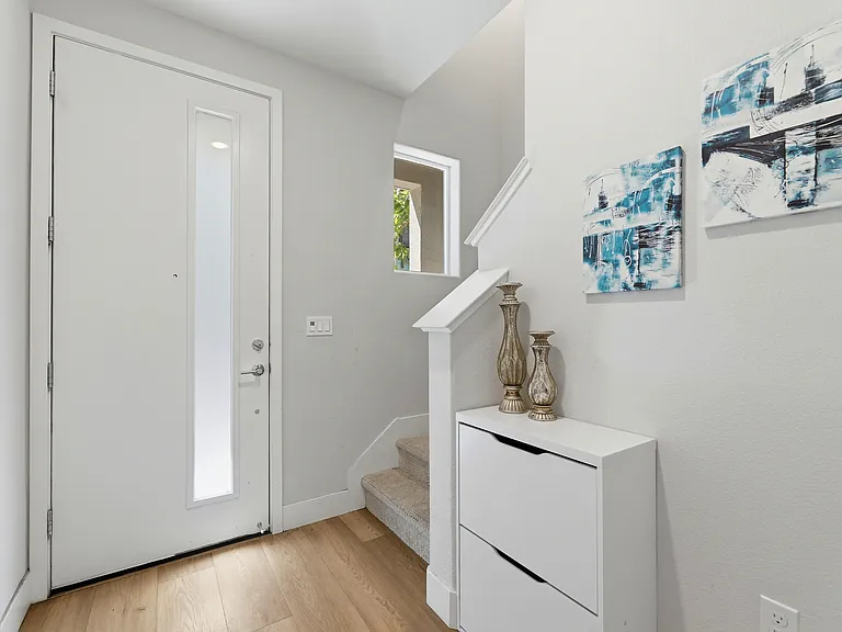 569 Yale Way — Photo 4