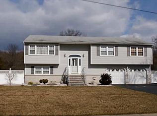 95 Oakey Dr, Kendall Park, NJ 08824