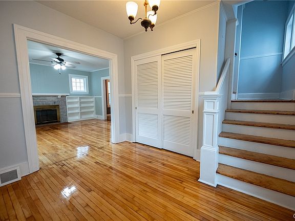 2nd image of 8 Huntington Pl