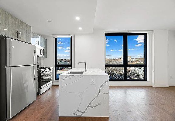 4th image of 91-09 Roosevelt Ave #405