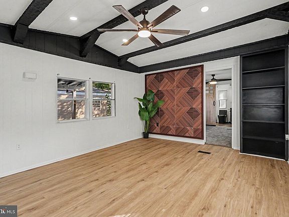 5th image of 319 Bahama Cir