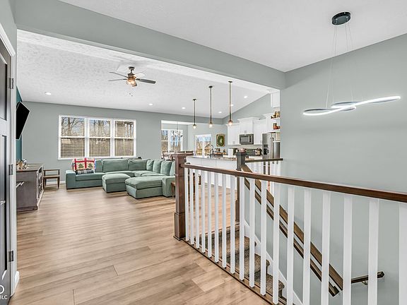 4th image of 131 Woods Edge Blvd E