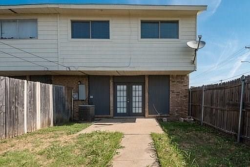 2nd image of 2401 Doreen St #2411