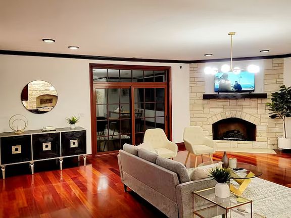 2nd image of 14307 Bridgewood Dr Room 1