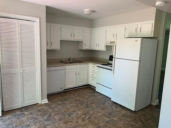 2nd image of 2833 Hillside Dr