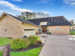 89 Bayou Ln, Kemah, TX 77565