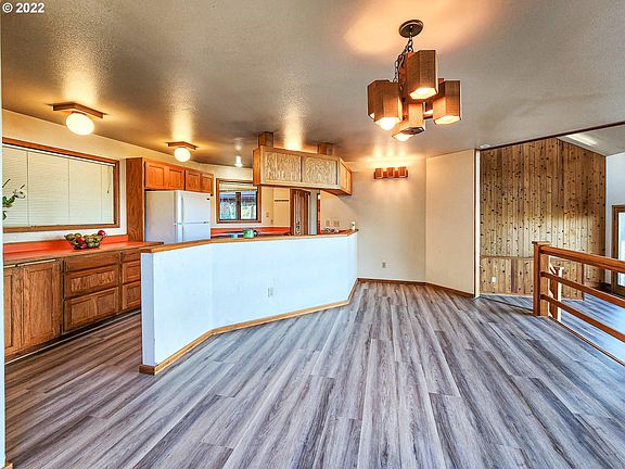 5th image of 63385 Crestwood Dr