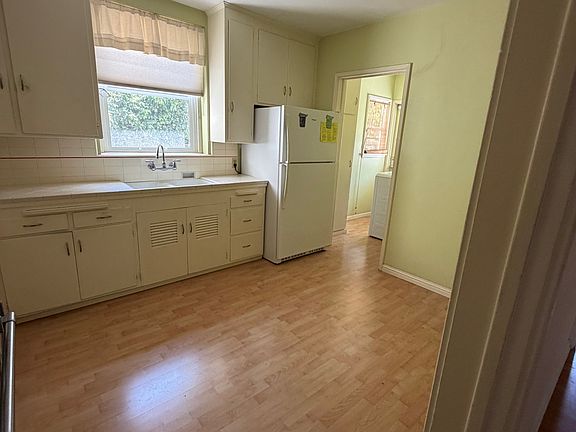 3rd image of 4147 Jasmine Ave
