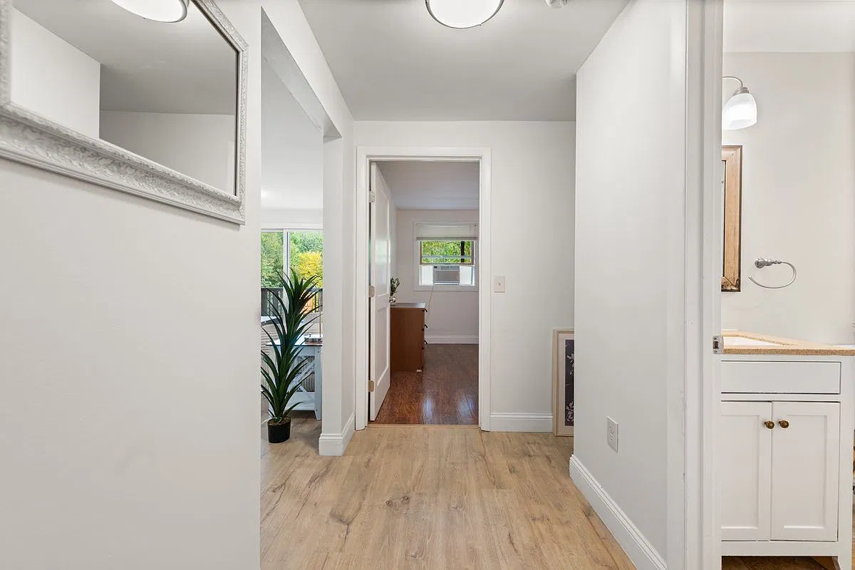 2 bed, 1.0 bath, 700 sqft, $2,000 — Photo 3