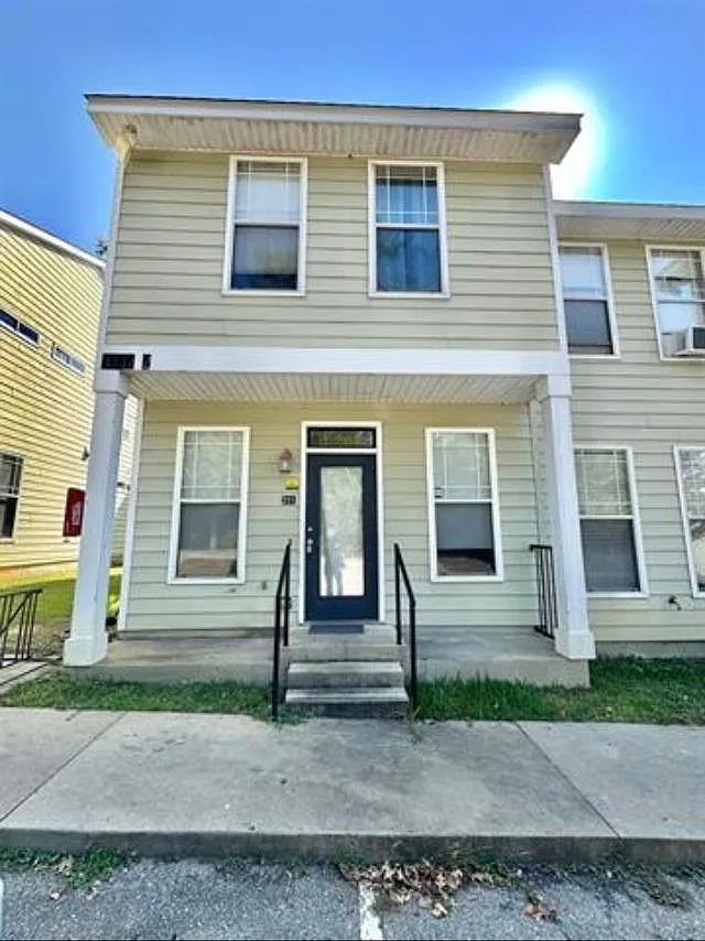 4 bed, 1392 sqft, $1,600 — Photo 1