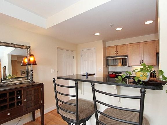 4th image of 229 N Thomas St Unit 303