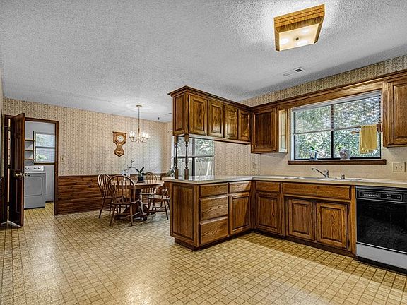4th image of 2474 N East Oaks Dr