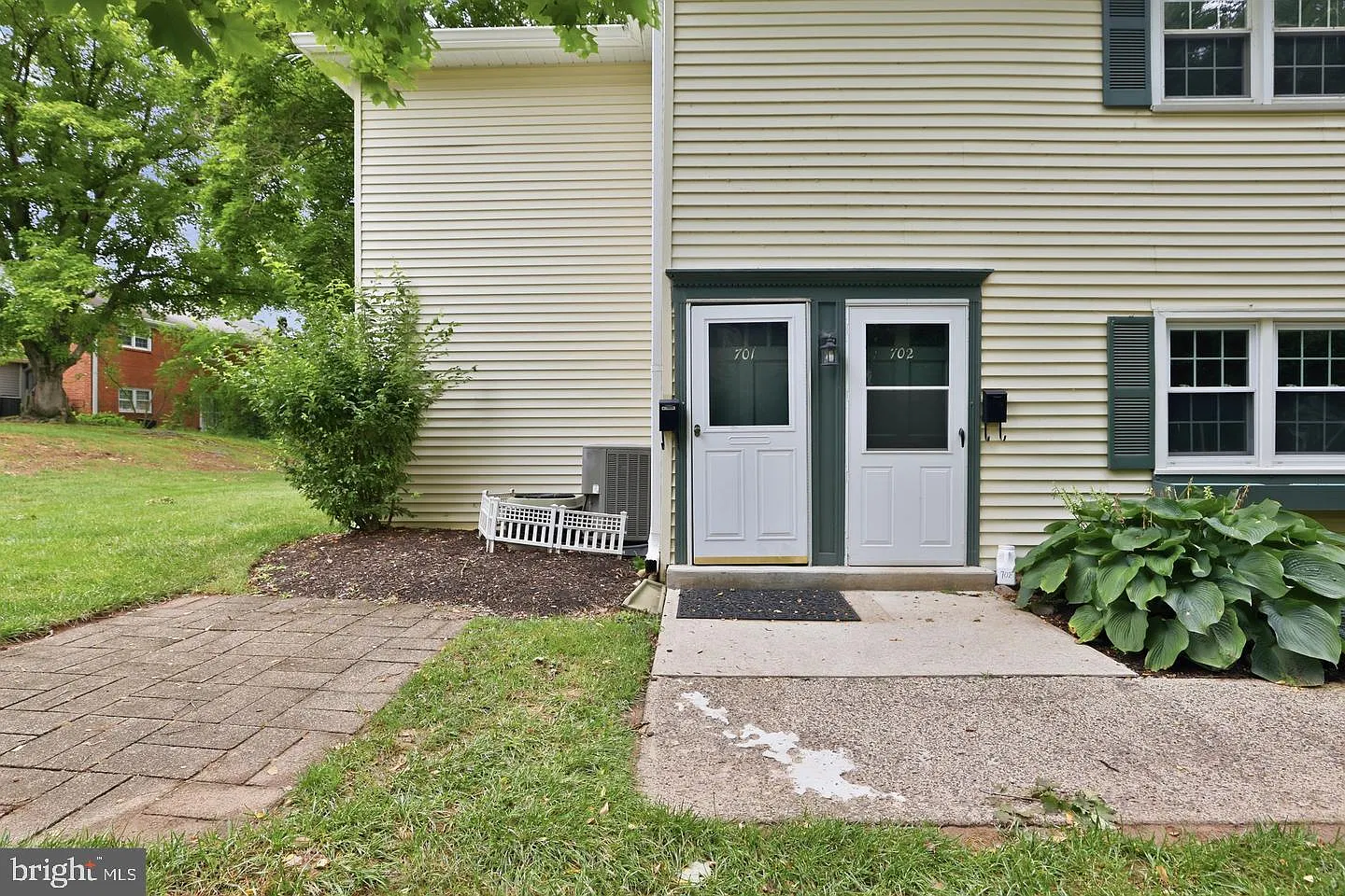 2 bed, 1.0 bath, 1092 sqft, $2,400 — Photo 2