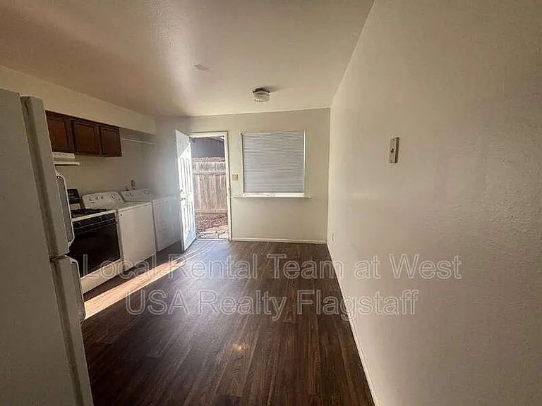 2219 E Dortha Ave #5 — Photo 11