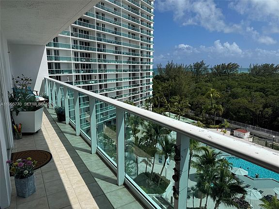 5th image of 100 Bayview Dr APT 725