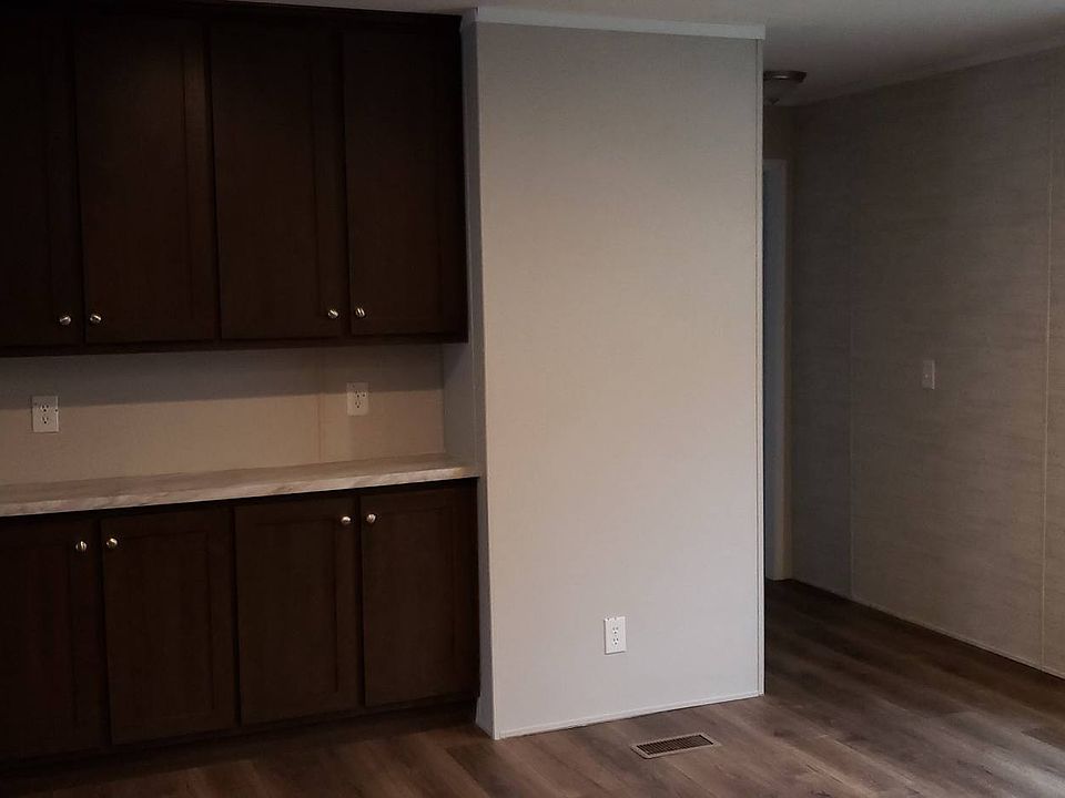 2nd image of 516 Courtland Ln #587