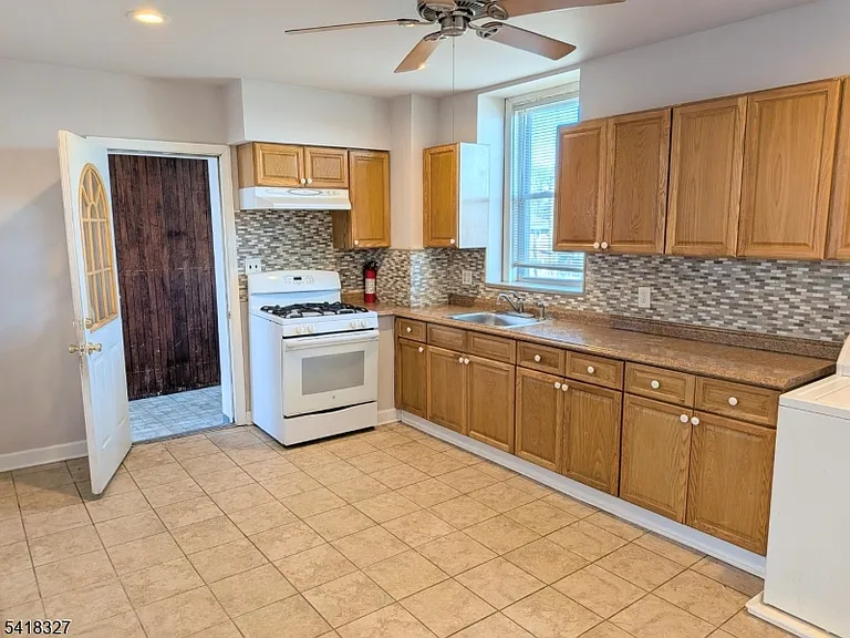 239 Union Blvd — Photo 8