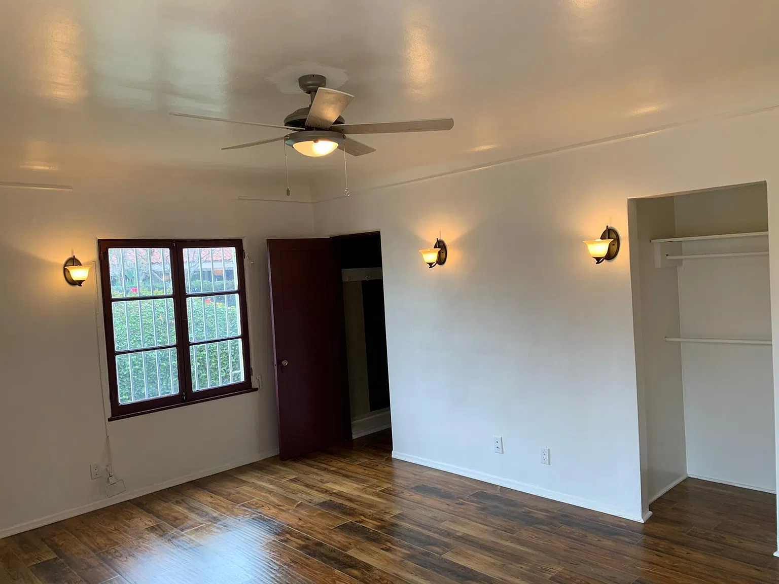 3 bed, 2000 sqft, $4,399 — Photo 2