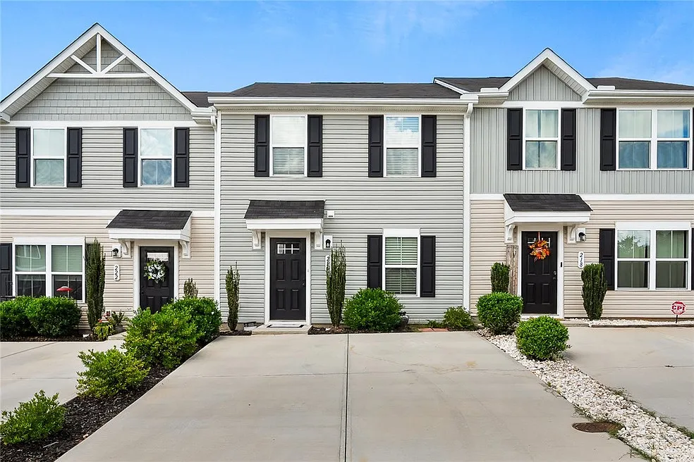 3 bed, 2.5 bath, 1205 sqft, $2,000 — Photo 2