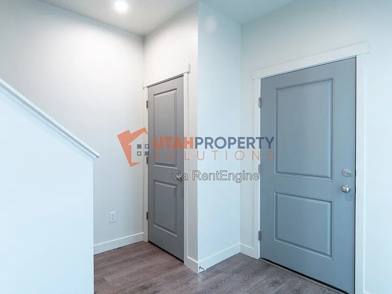 1043 W 400 S — Photo 4
