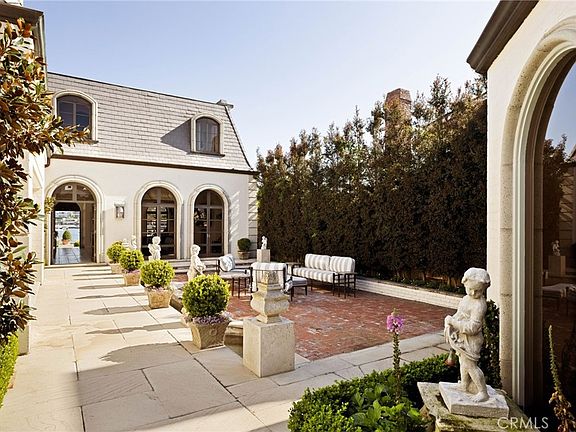 4th image of 2116 E Balboa Blvd