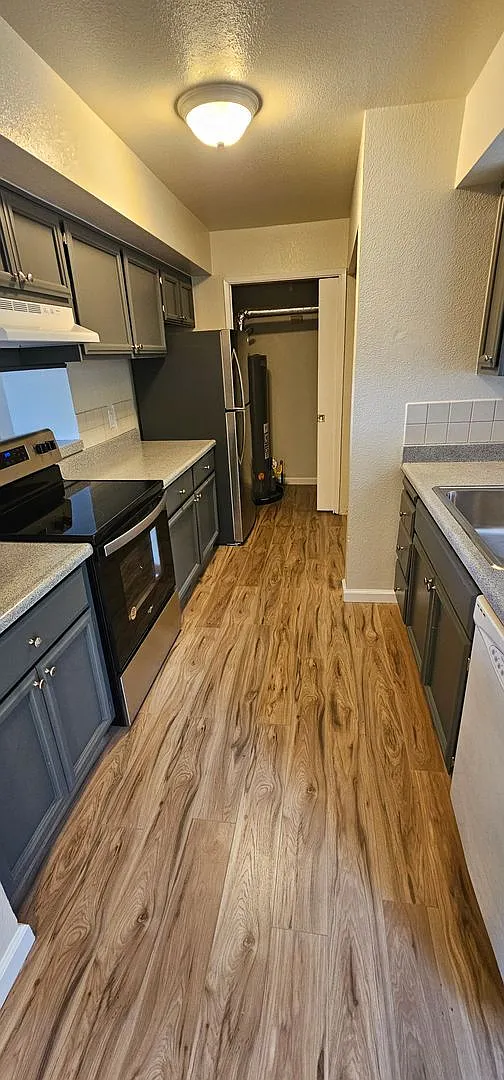 2 bed, 1.5 bath, 1000 sqft, $1,600 — Photo 4