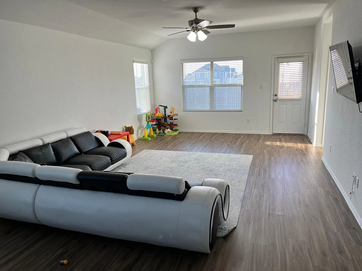 4 bed, 2060 sqft, $2,350 — Photo 4