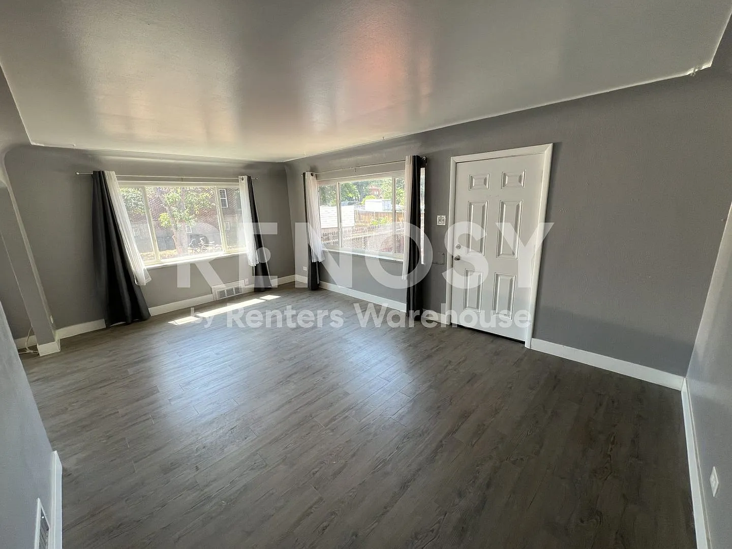 Charming 2 Bedroom 1 bathroom Available Now! — Photo 4