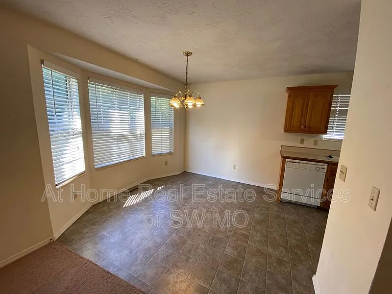 3 bed, 2.0 bath, 1296 sqft, $1,330 — Photo 3