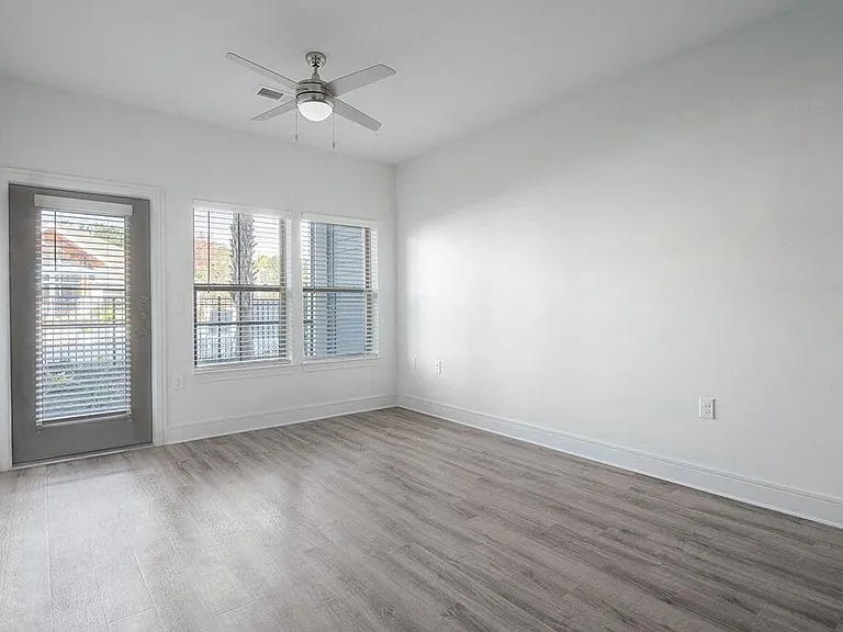 900 Conway Cir — Photo 9