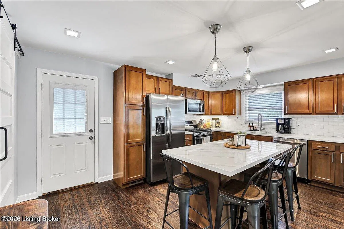 3 bed, 1.0 bath, 1155 sqft, $1,575 — Photo 3