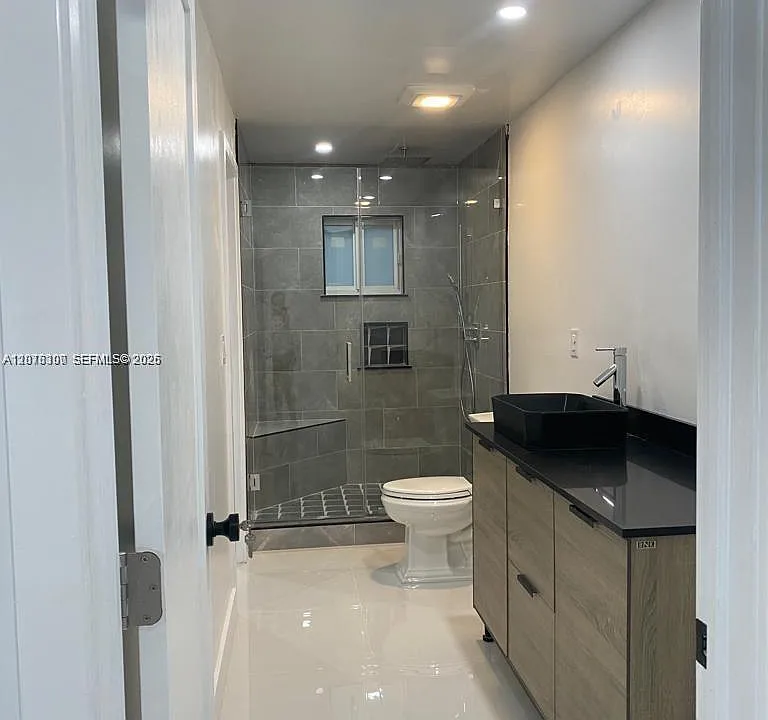 350 W 16th St