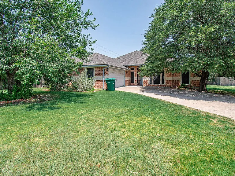 1401 Saxon Cir — Photo 1