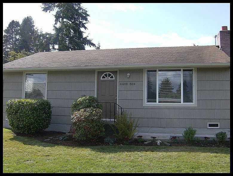 Beautiful move-in ready home blocks from Edmonds-Woodway Highschool