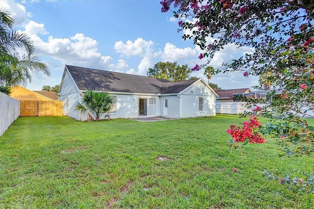 4 bed, 2.0 bath, 1910 sqft, $2,700 — Photo 3