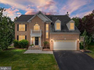 825 Santmyer Dr SE, Leesburg, VA 20175