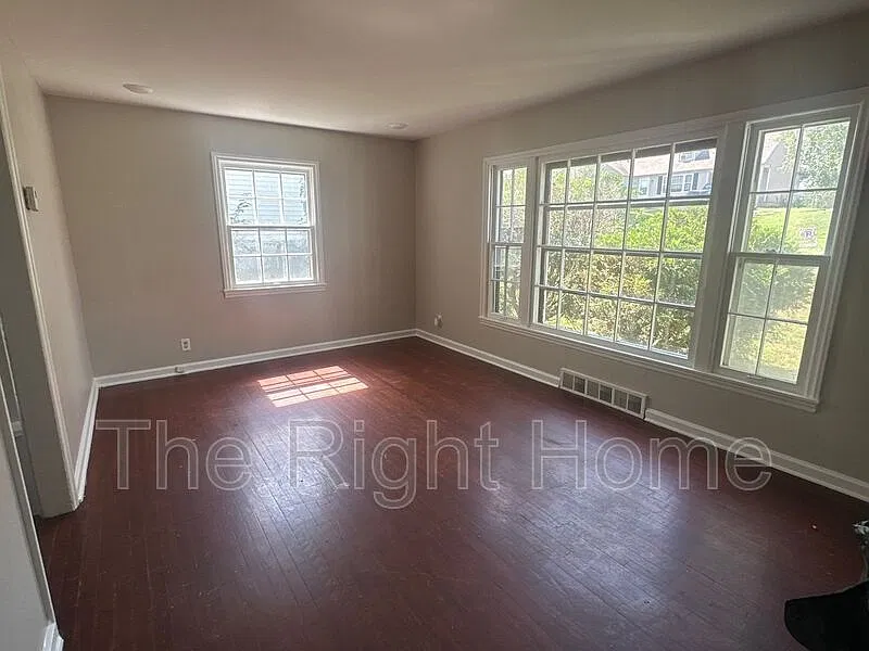 3 bed, 1.5 bath, 1280 sqft, $1,250 — Photo 3